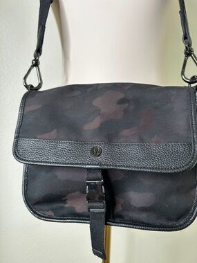 lululemon black and dark gray logo plaque crossbody